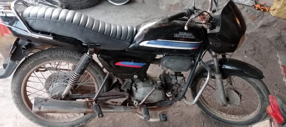 પ્લેન્ડર ગાડી વેચાવ છે