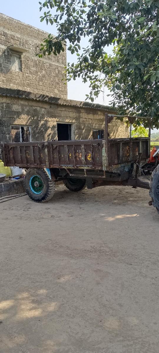 ટેલર વેચવાનું છે