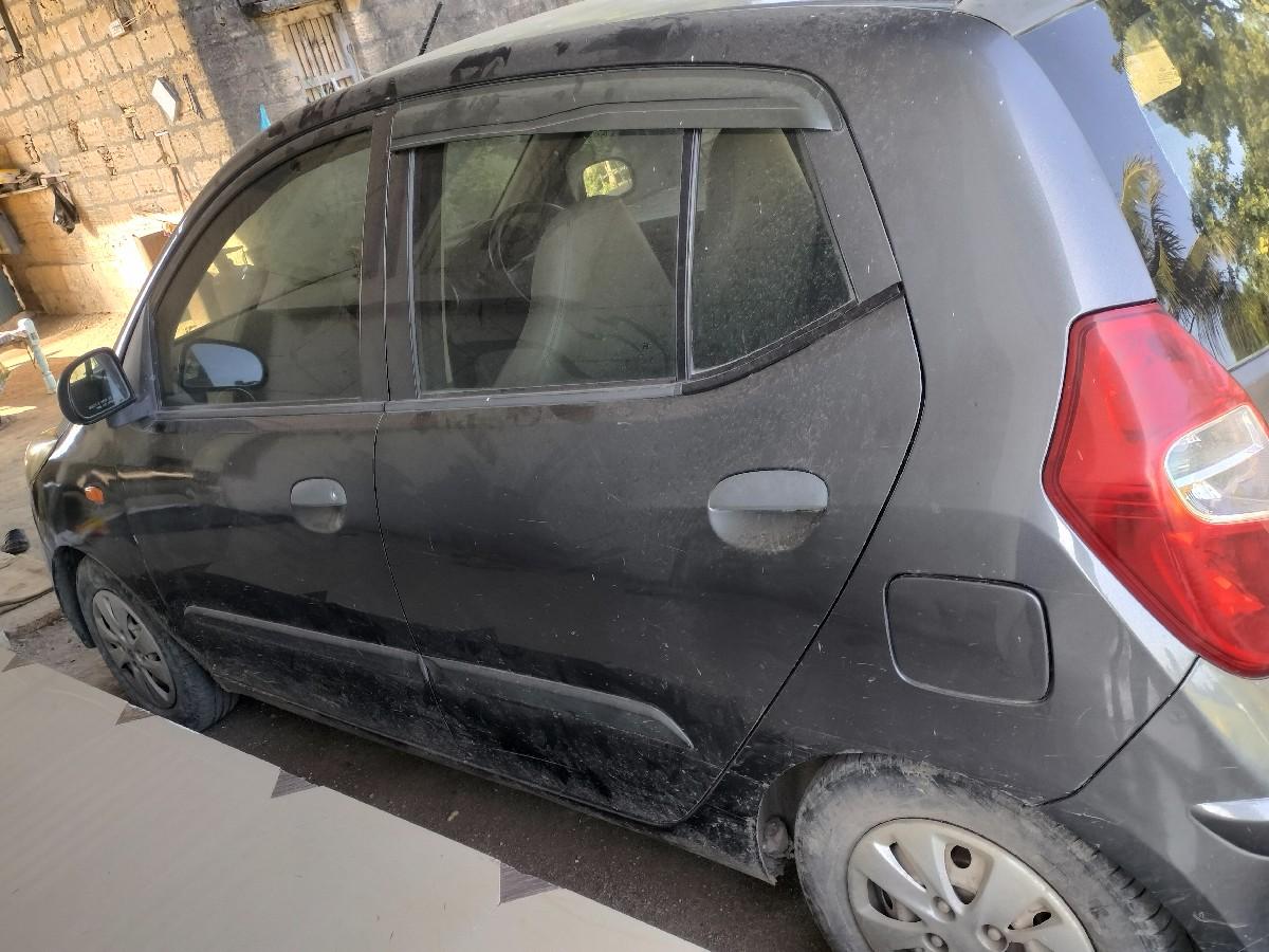 ફોરવીલ વેચવાની છે.